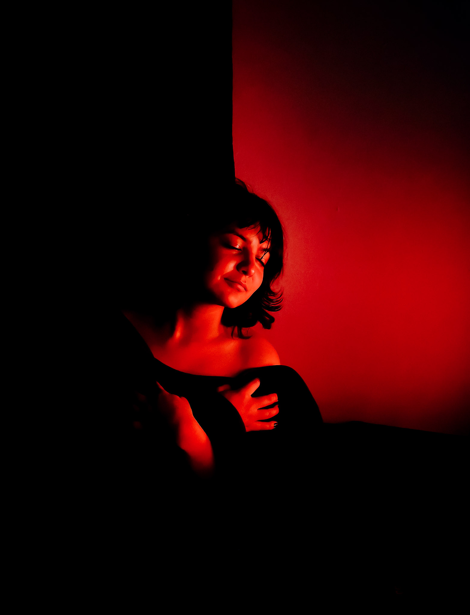 Líneas de código iluminadas en un monitor oscuro